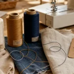 Fils pour couture : bobines polyester sur tissu denim, titrage 30 à 120