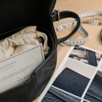 Sac de luxe seconde main authentifié, cuir noir et certificat