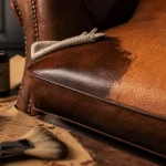 Teindre le cuir : teinture, pinceau et éponge sur fauteuil en cuir