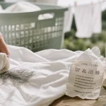 Comment enlever des taches de moisi sur un tissu : vinaigre ou bicarbonate ou Javel