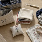Idées cadeaux à coudre : trousse zippée, lingettes lavables et chutes de tissus