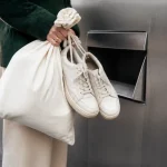 Recyclage textile Paris : déposer sac et chaussures dans un conteneur