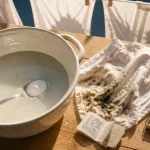 Remède de grand mère moisissure sur tissu : percarbonate dans l’eau tiède et séchage au soleil UV