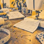 50 projets couture facile : machine à coudre et mouchoir en préparation