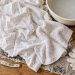 Comment blanchir le linge avec du vinaigre blanc : bassine, linge blanc et vinaigre