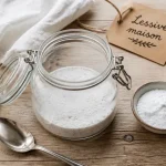 Lessive maison en poudre : bocal de poudre, bols et linge blanc