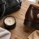 Nourrir le cuir naturellement avec crème et chiffon, zone de test sur chaussure en cuir